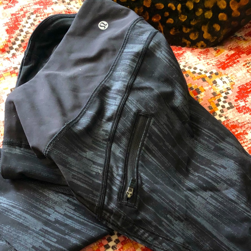 Lululemon Cropped Capri Leggings - Picture 4 of 10